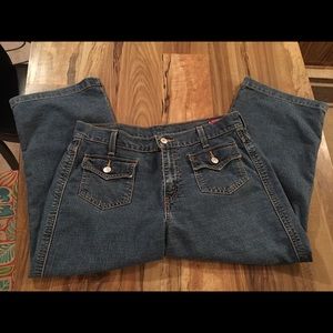 Levi’s, size 8 capris